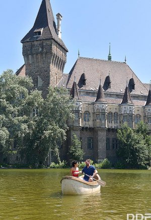 Брюнетка с короткой стрижкой Стейси Блум ебется на хуй своего парня картинка 1