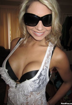 Резвая белокурая подружка Натали Вегас снимает с себя одежду в откровенном домашнем сериале Фото 7