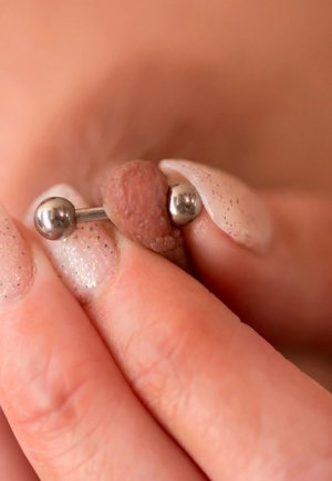 Пышная мамочка с проколотыми сосками и подстриженной киской играет соло на кухне картинка 6