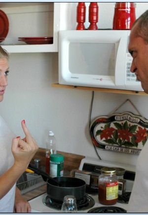 Eve Laurence трахается на кухне и набивает сперму на свою большую грудь картинка 3