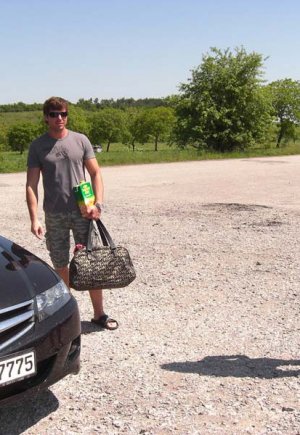 Худенькая девушка и ее парень находят уединенное местечко в лесу, чтобы потрахаться Фото 1