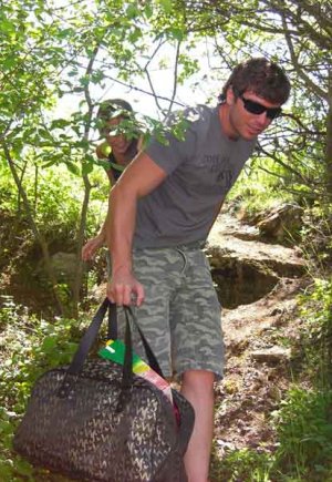 Худенькая девушка и ее парень находят уединенное местечко в лесу, чтобы потрахаться Фото 5