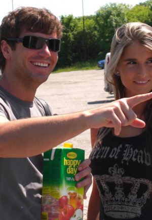 Худенькая девушка и ее парень находят уединенное местечко в лесу, чтобы потрахаться Фото 2