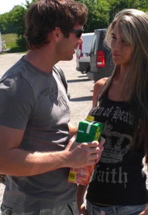 Худенькая девушка и ее парень находят уединенное местечко в лесу, чтобы потрахаться Фото 3