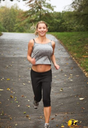 Атлетичная любительница Катерина Хартлова обнажает свои огромные сиськи на детской площадке картинка 11