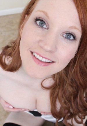 Натуральная рыжая Люси Охара трахает себя пальцами в сексуальном нижнем белье и на каблуках картинка 9