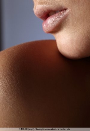 Бездонная соло-девка Анабель полностью обнажается в форме чашки своими упругими дойками картинка 16