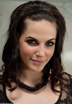 Доминантные потаскушки Бобби Старр и Феникс Мари показывают свои горячие задницы в нижнем белье Фото 16