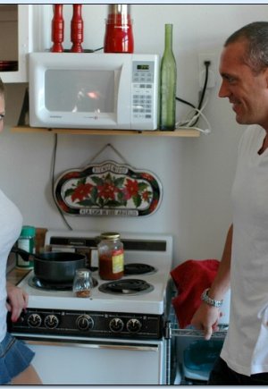 Eve Laurence трахается на кухне и набивает сперму на свою большую грудь картинка 2