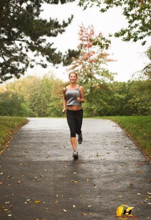 Атлетичная любительница Катерина Хартлова обнажает свои огромные сиськи на детской площадке картинка 10